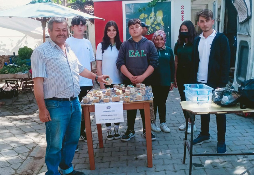 Öğrenciler yaptıkları sabunları satarak ihtiyaç sahiplerine erzak yardımında bulundular - Resim: 1