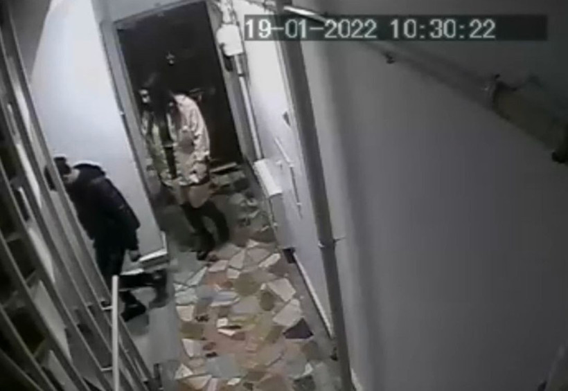 Sen benim kız arkadaşımla ne yapıyorsun! Buluştuğu erkeklerin evine gidip... Olay anı kamerada - Resim: 1