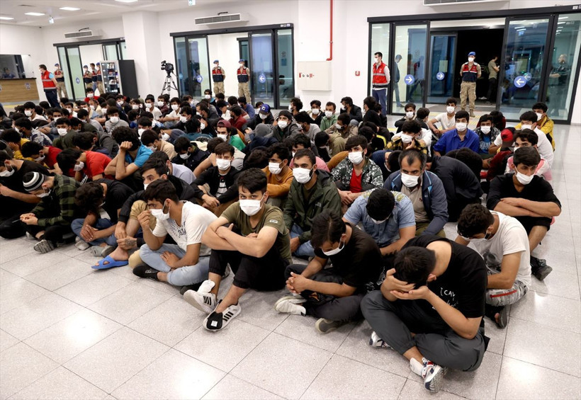 Afganistan uyruklu 221 düzensiz göçmen sınır dışı edildi! Uçağa bindirip gönderildiler - Resim: 10