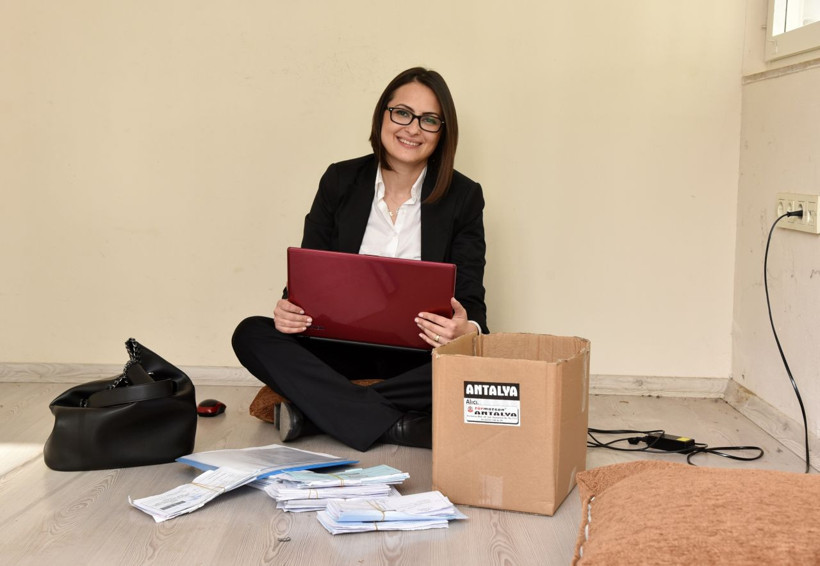 Antalya'da eski muhtar koltuğu da alıp gitti - Resim: 1