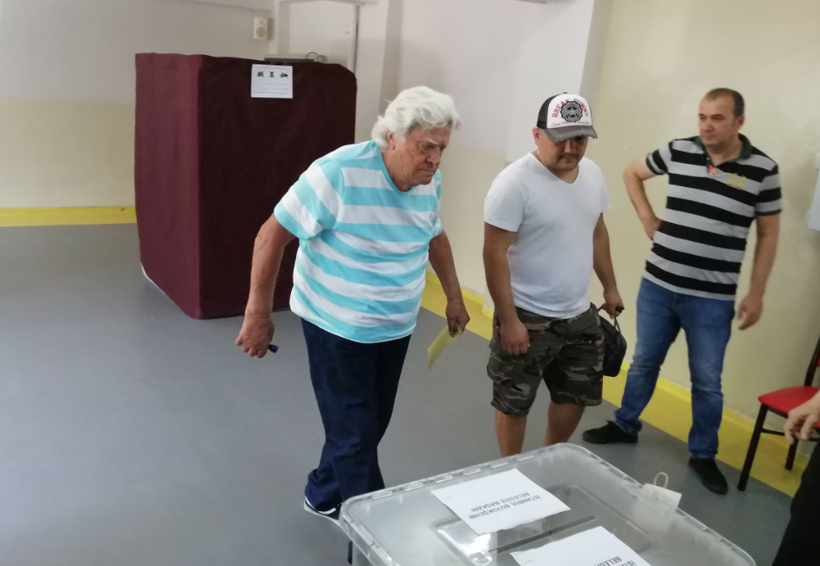 Yürümekte zorluk çekiyor! Cüneyt Arkın tekerlekli sandalyede oy kullanmaya gitti - Resim: 1