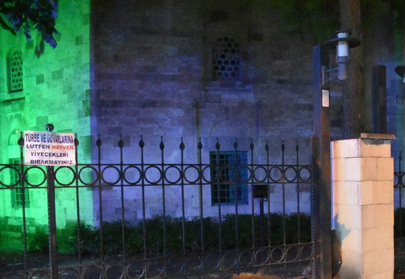 Manisa'da türbede genç kızın bacağına korkuluk demiri saplandı - Resim: 1