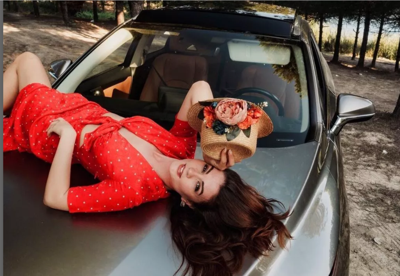 Burcu Özberk arabaya uzanıp poz verdi göğüs dekoltesi dikkat çeki - Resim: 2