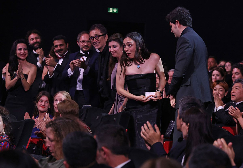 Merve Dizdar Cannes Film Festivali'ne 'En İyi Kadın Oyuncu' ödülü aldı! Merve Dizdar'ın konuşması olay oldu - Resim: 2