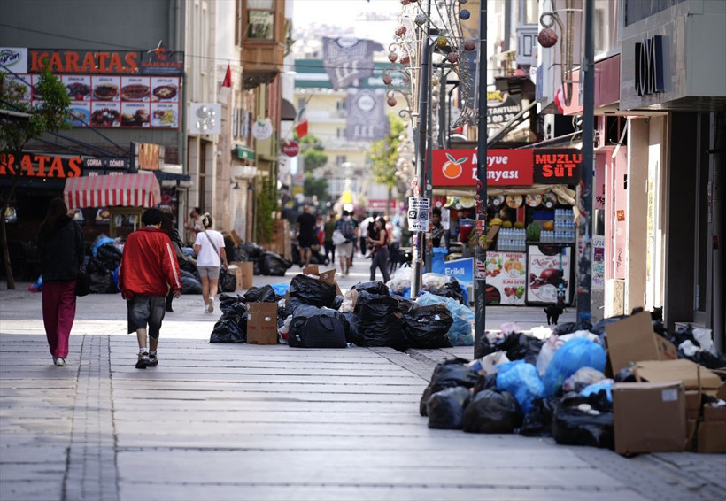 İzmir'de grev dördüncü gününde! Cadde ve sokaklarda çöp yığınları oluştu - Resim: 1