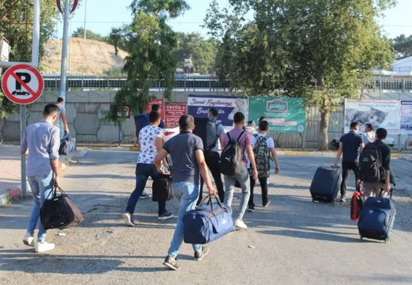 Yeni askerlik düzenlemesiyle terhis olan askerlerin sevinçleri görülmeye değer - Resim: 1