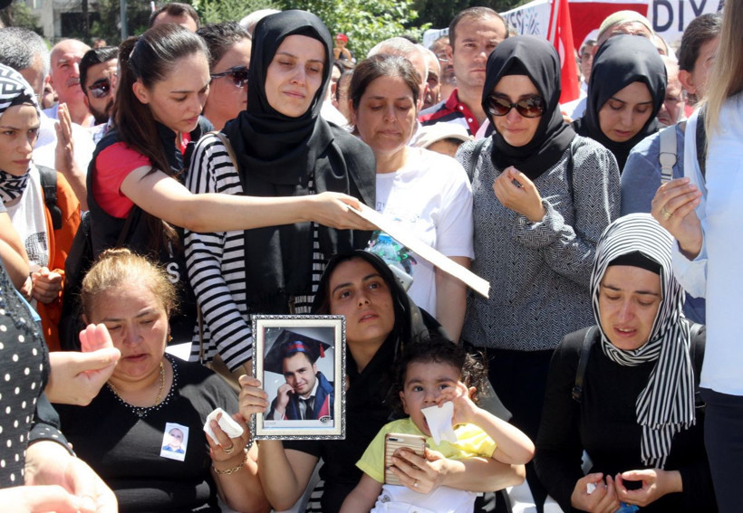 Şehit polis memurunun 1,5 yaşındaki oğlu yürekleri dağladı - Resim: 2