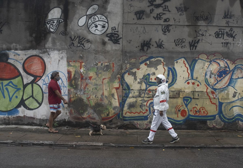 Koronavirüsten astronot kıyafetiyle korunmaya çalışıyor! İlginç Brezilyalı - Resim: 2