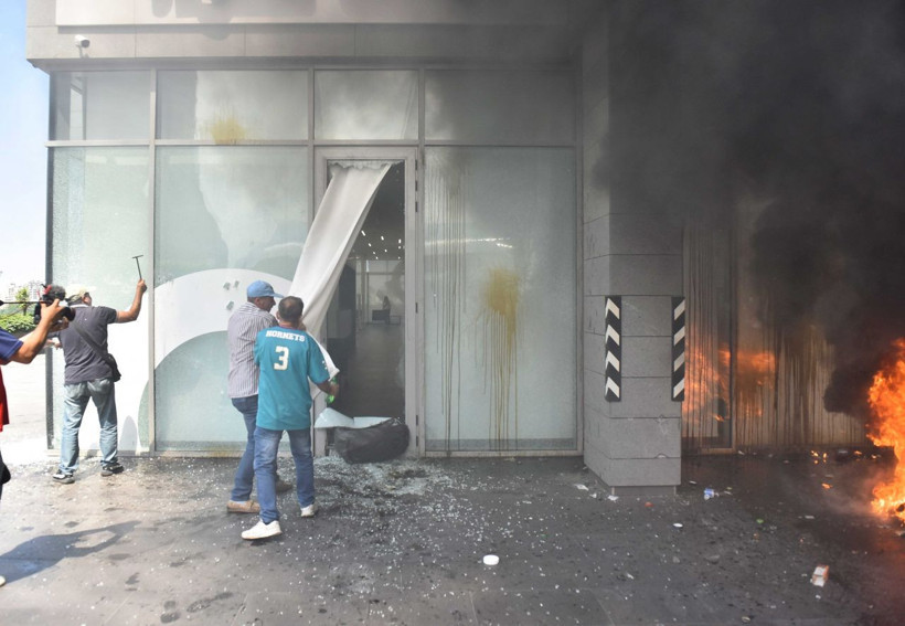 Hesaplarındaki parayı çekemeyince banka şubelerine saldırdılar! - Resim: 2