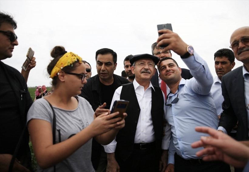 Kılıçdaroğlu pamuk tarlasında çapa yaptı! - Resim: 3