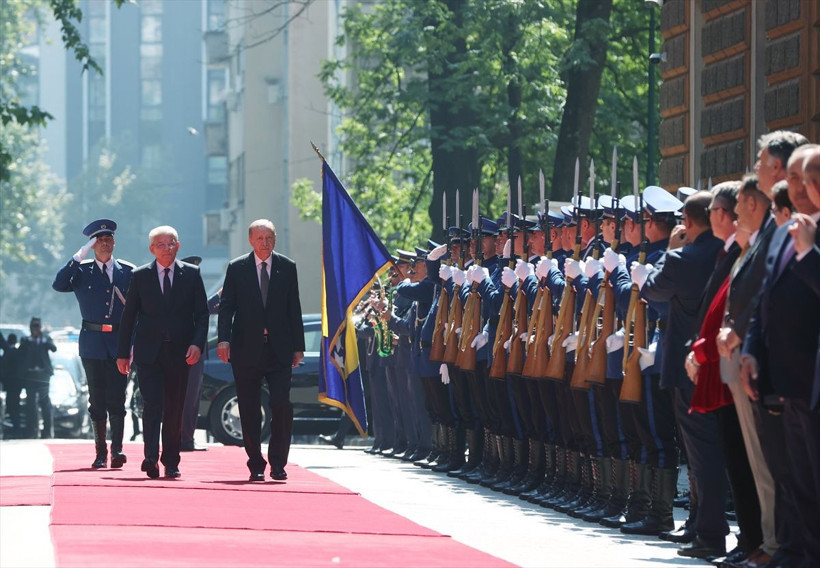 Cumhurbaşkanı Erdoğan resmi törenle karşılandı; Bosna'dan dikkat çeken fotoğraflar - Resim: 1