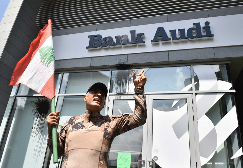 Hesaplarındaki parayı çekemeyince banka şubelerine saldırdılar! - Resim: 4