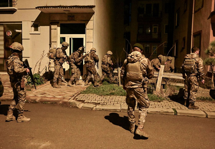 Ankara'da korku dolu 12 saat! 7 yaşındaki oğlunu rehin alana baba, vurularak çocuk kurtarıldı - Resim: 1