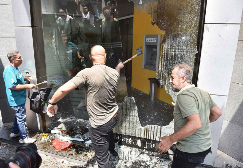 Hesaplarındaki parayı çekemeyince banka şubelerine saldırdılar! - Resim: 17