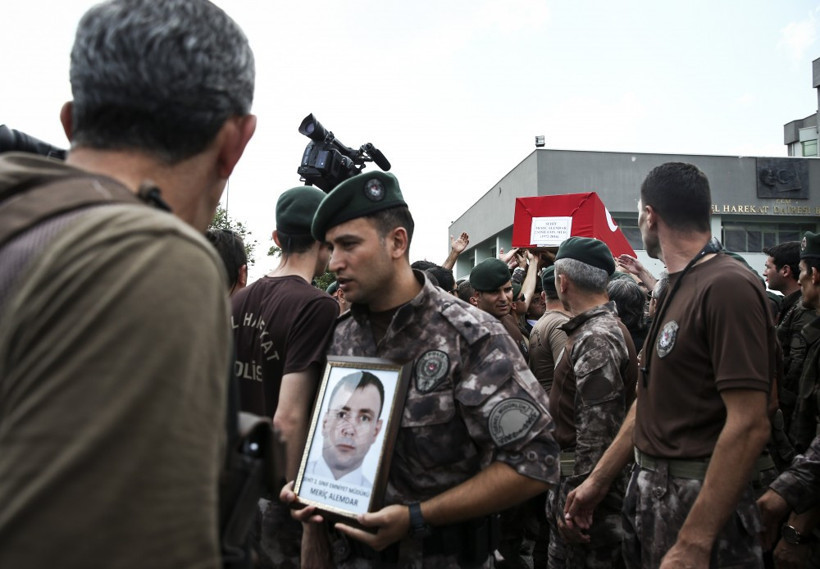 Demokrasi şehidi gözyaşlarıyla uğurlandı! - Resim: 3