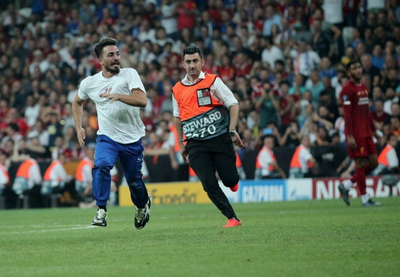 Liverpool Chelsea maçında sahaya giren Youtuber Ali Abdüsselam Yılmaz'a büyük darbe - Resim: 1