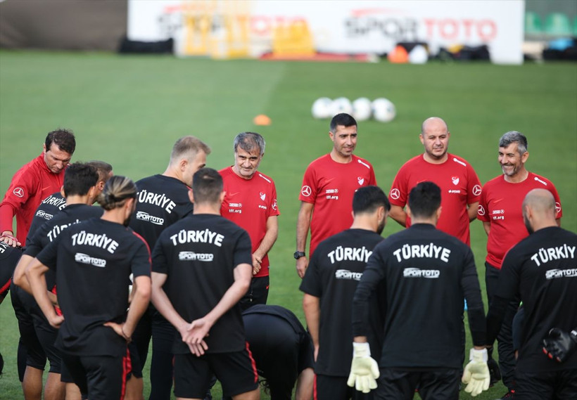 Emre Belözoğlu yürekleri ağza getirdi Şenol Güneş hemen yanına koştu - Resim: 1