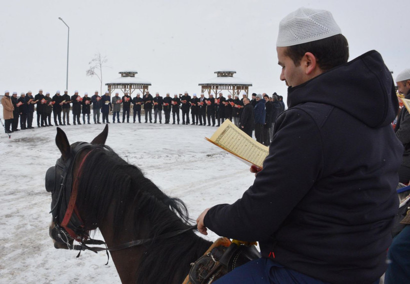 Erzurum'da 487 yıl önce Pir Ali Baba başlattı atlı hafızlar kentte böyle tur attı - Resim: 1