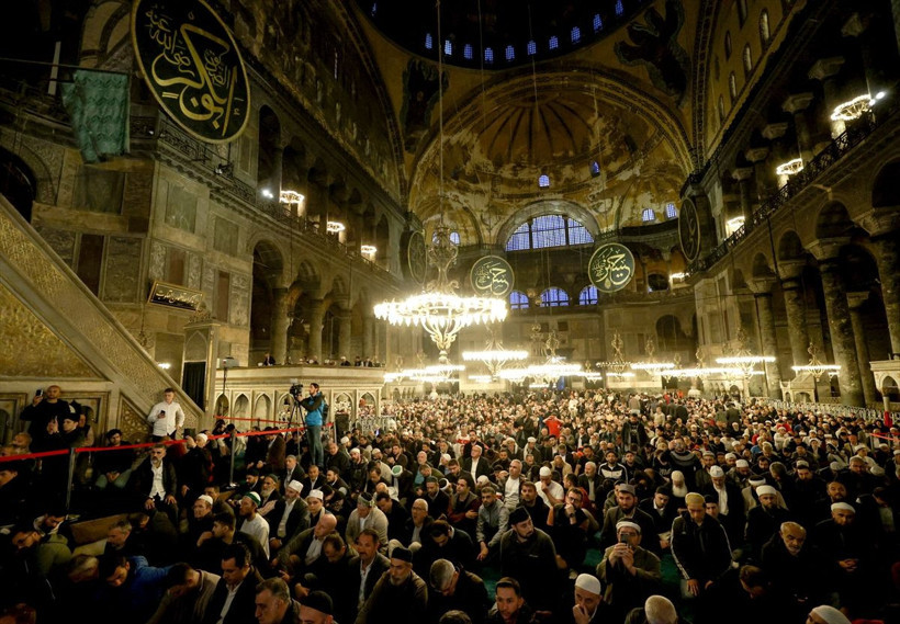İstanbul'un fethinin 570. yıldönümü etkinlikleri Ayasofya'da başladı! Sabah namazında onbinler toplandı - Resim: 1
