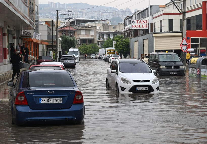 İzmir'i yine su bastı! Sağanak yağış hayatı olumsuz etkiledi! - Resim: 1