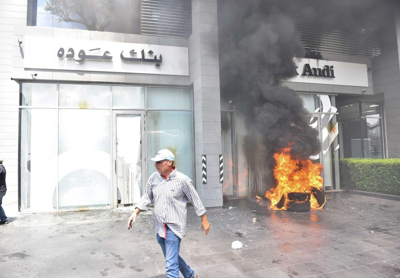 Hesaplarındaki parayı çekemeyince banka şubelerine saldırdılar! - Resim: 1