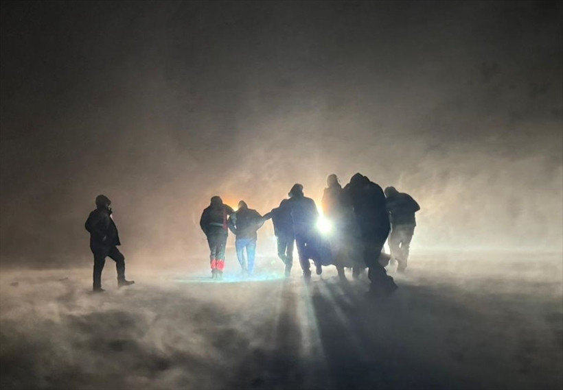 Kar yağdı 15 şehirde okullar tatil edildi! Karda yol açma çalışması yapan kepçe uçuruma yuvarlandı 2 ölü 2 kayıp... - Resim: 3