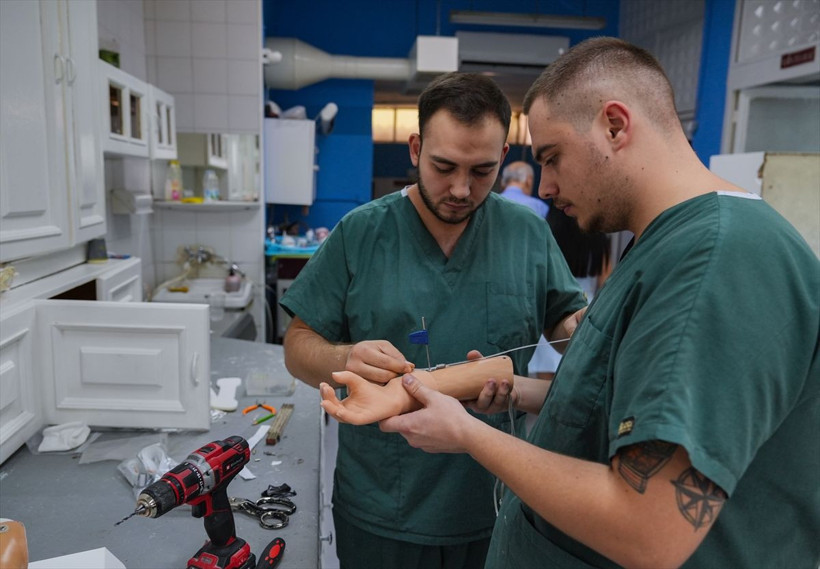 Saçlarının ardından protez koluna kavuşan küçük Sinem, ilk kez annesine sarıldı - Resim: 1
