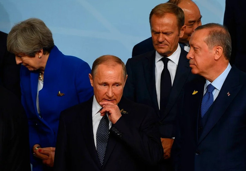 Bu nasıl selamlaşma! Merkel ne yapmaya çalışıyor? - Resim: 3