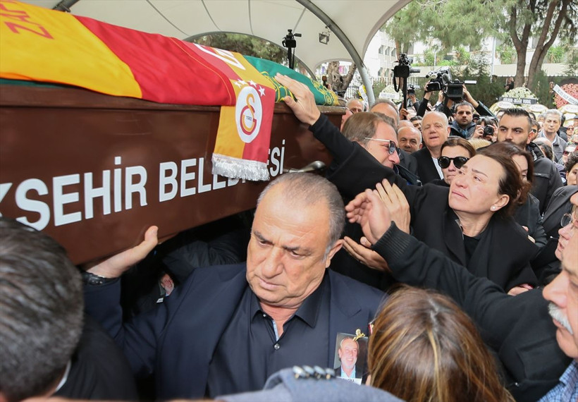 Demet Akbağ eşi Zafer Çika'nın tabutunu taşımak istedi ağlatan anlar - Resim: 1