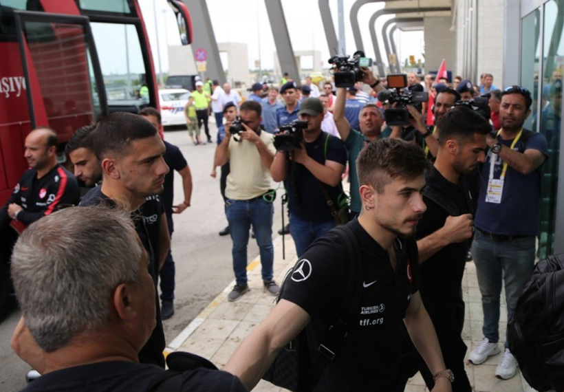 İzlanda'da Milli Takım'a skandal muamele! Emre'ye şok hareket - Resim: 1