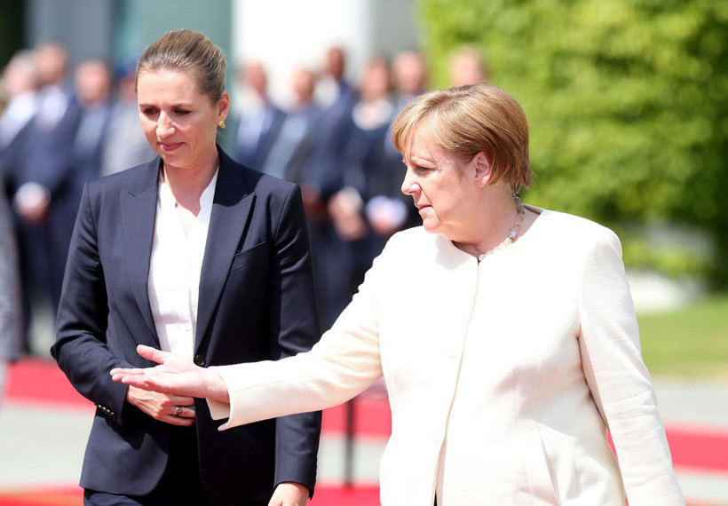 Almanya Başbakanı Angela Merkel titremesin diye sandalyeli önlem - Resim: 4