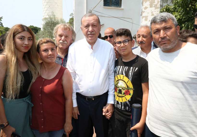 Muğla'da Erdoğan'a cuma namazı çıkışı büyük ilgi sohbet etti fotoğraf çektirdi - Resim: 1