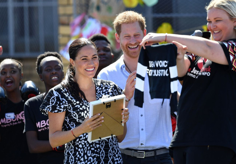 Meghan Markle ve Prens Harry Afrika'ya gitti! Markle camiye girerken başörtüsü taktı - Resim: 2