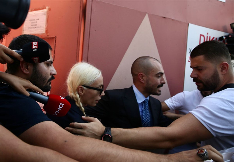 Şarkıcı Gülşen tahliye oldu! Cezaevinden çıkış anı anbean görüntülendi - Resim: 2