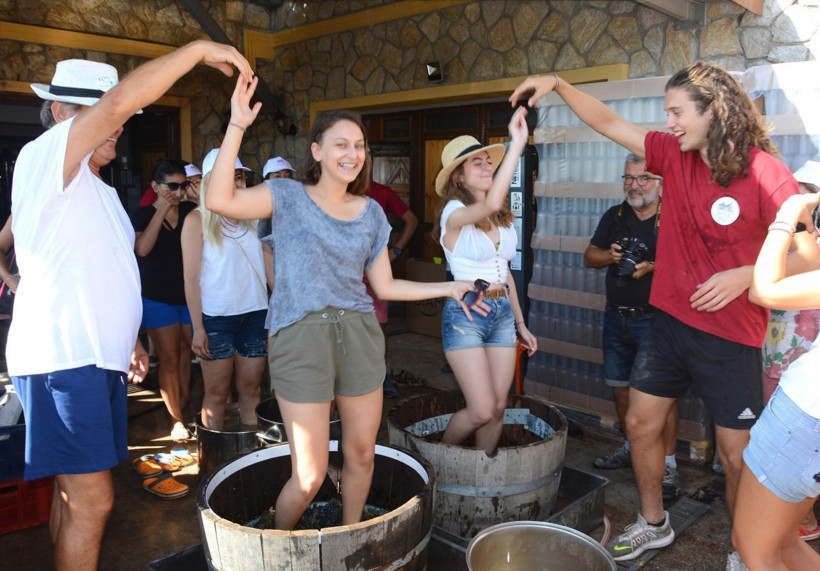 Ayakkabılarını çıkarıp işe giriştiler Muğla'da turistler akın etti - Resim: 4