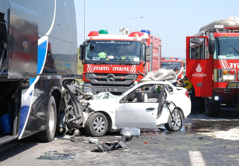 Kuzey Marmara Otoyolu'nda korkunç kaza! Aracın önü yok oldu ölü ve yaralılar var - Resim: 4
