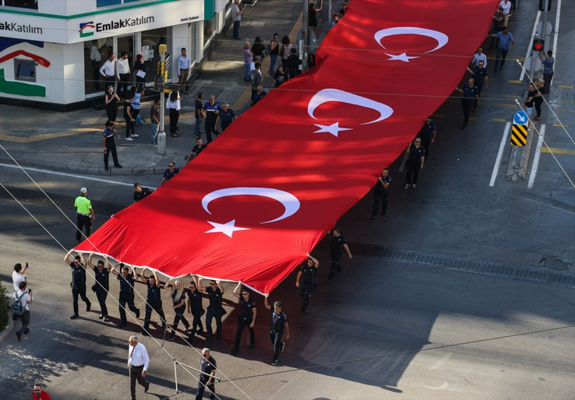 İzmir'de zafer coşkusu! Kurtuluşun 100'üncü yılında dev Türk bayrağıyla yürüyüş - Resim: 2