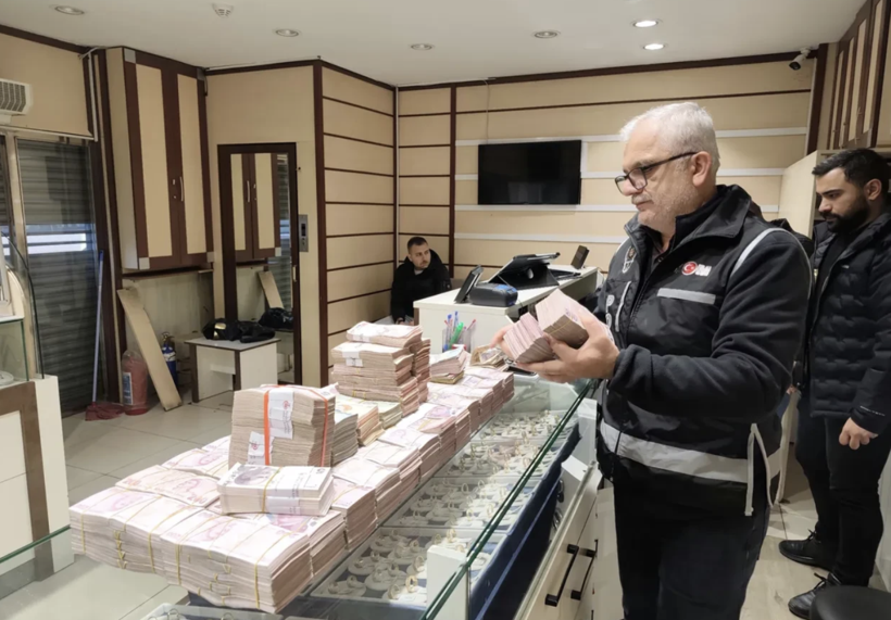 Alihan Kuriş'in kasasında FETÖ izleri! F serisi 1 dolarlar çıktı - Resim: 3