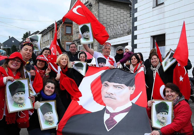 Burada Türk yok fakat her yıl böyle kutlama yapıyorlar - Resim: 1