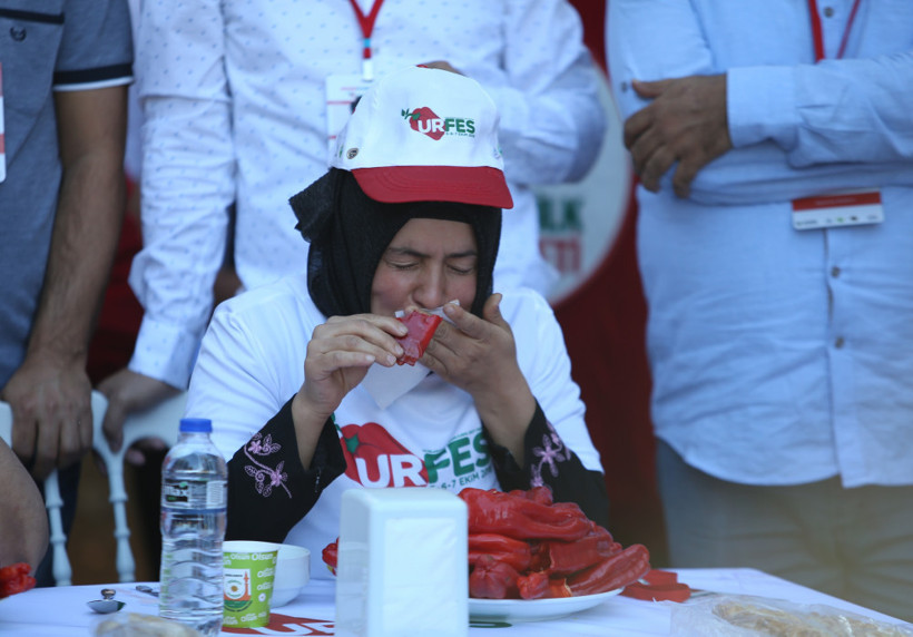 Urfalıların  acı biber yemede yarıştı - Resim: 2