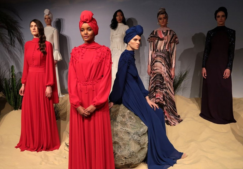 Tesettürlü model defilenin ilgi odağı oldu! - Resim: 2