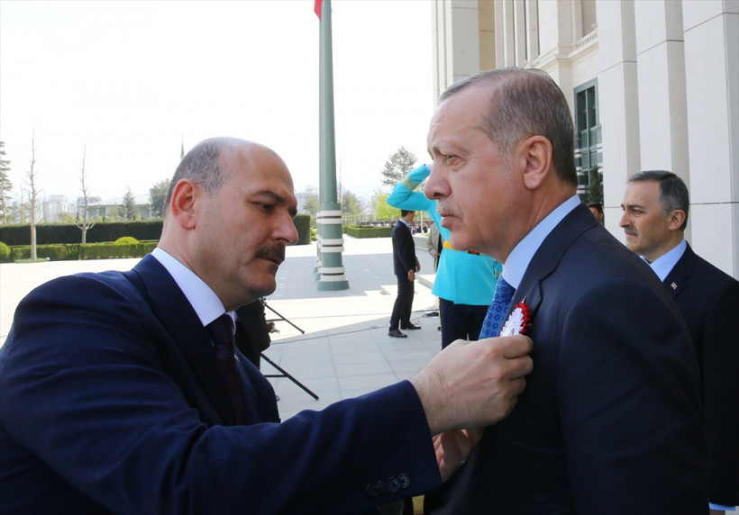 Bakan Soylu Erdoğan'ın yakasına kendi elleriyle taktı! - Resim: 3