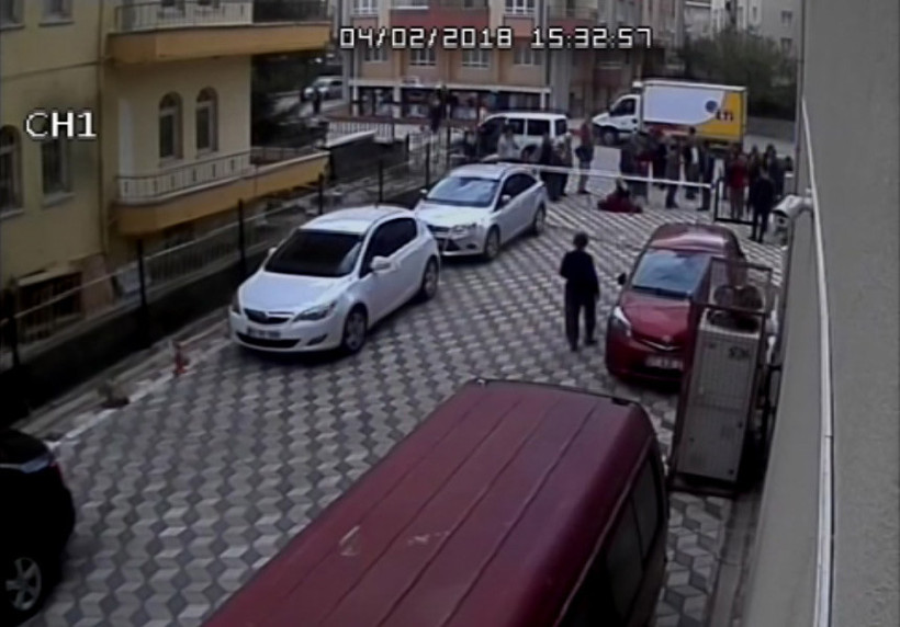 Eşini öldürüp kayınvalidesini yaralama anı kamerada - Resim: 4