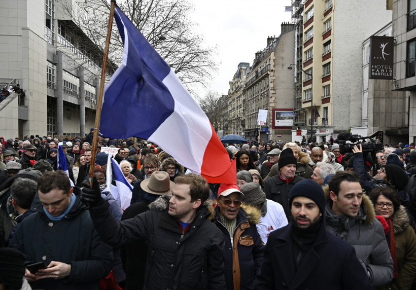 Paris'te kırmızı fularlılar sarı yeleklilere karşı - Resim: 4