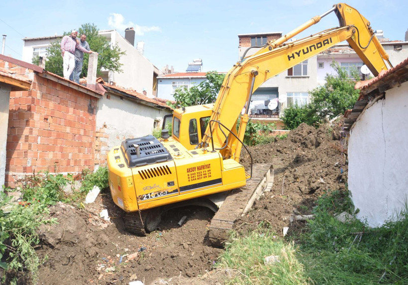 Mahallede 5 ton altın iddiasını duyan koştu kazılar başladı - Resim: 4