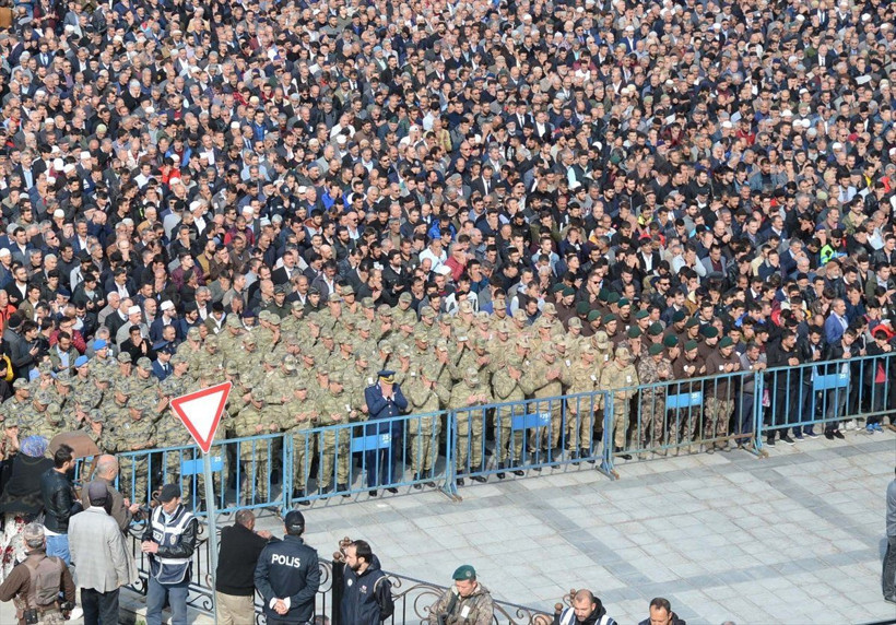 Şehit piyade er Sezai Eşkioğlu'nun cenazesinde hoşa gitmeyen manzara - Resim: 3