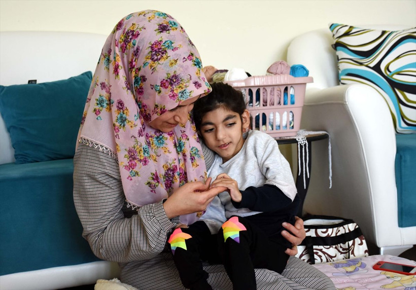 Muş'ta meme kanseriyle savaşan anne felçli kızı için oyuncak örüp satıyor - Resim: 4