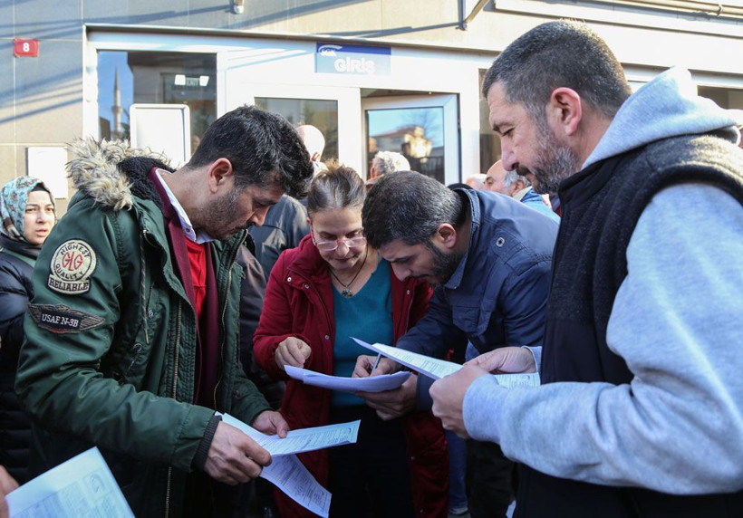 Milyonların EYT heyecanı! SGK binalarındaki son duruma bakın kuyruk aldı başını gitti - Resim: 3