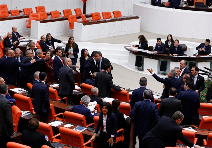 Meclis fena karıştı AK Parti ve HDP'li vekiller birbirine girdi - Resim: 1