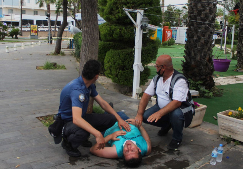 Antalya'da fenalaşıp başını yere çarptı polis bir an olsun yanından ayrılmadı - Resim: 2